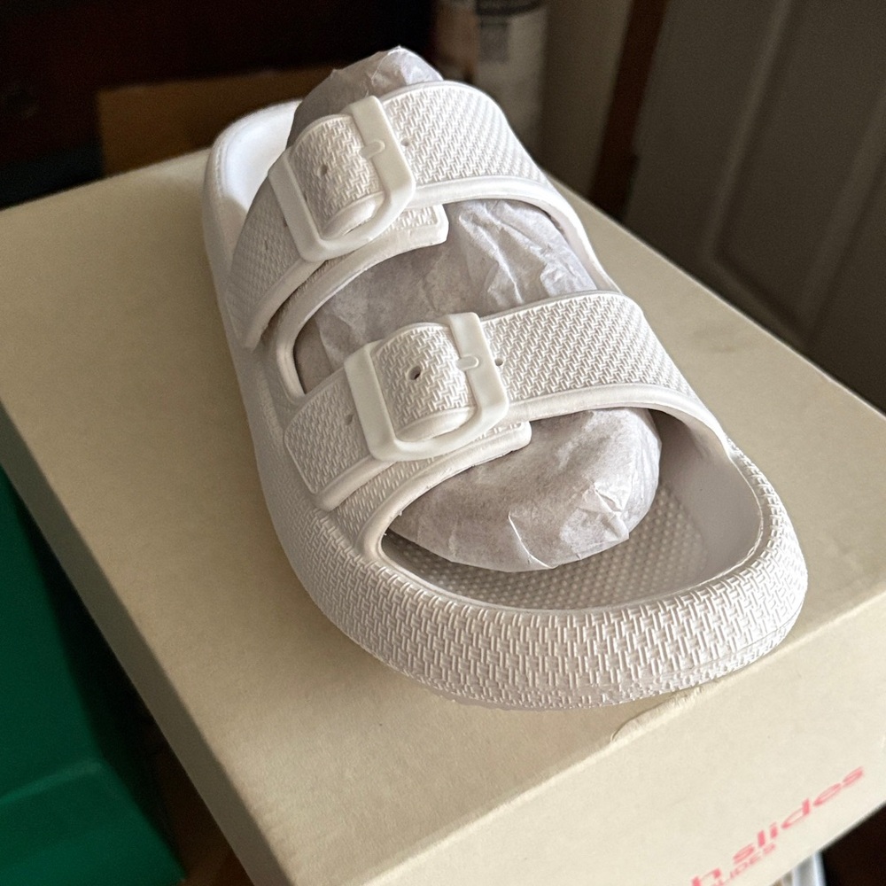 Beach slides by j slides women’s White Slide Sandals so 8